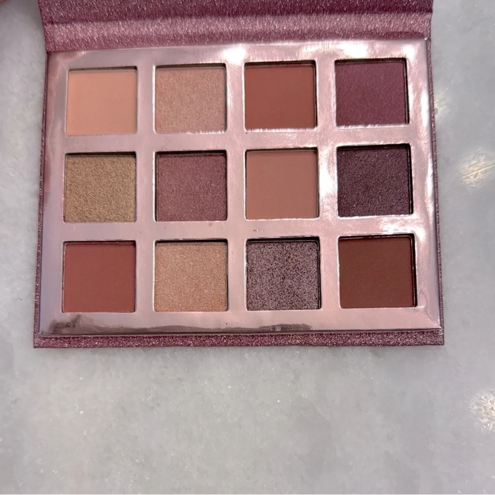 Glittery Eyeshadow Palette - Multi-Color - Picture 2 of 3